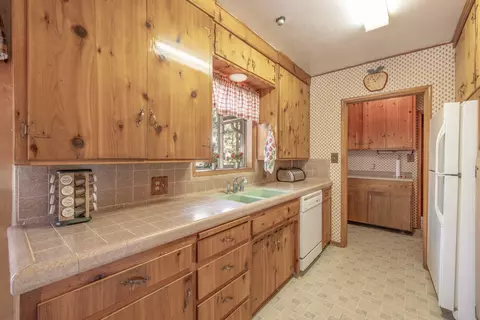 Kitchen - 39088 Robin Rd, Big Bear Lake, CA 92315 photo 1 of 4