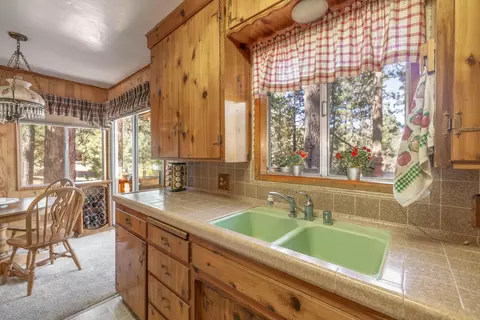 Kitchen - 39088 Robin Rd, Big Bear Lake, CA 92315 photo 2 of 4