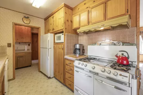 Kitchen - 39088 Robin Rd, Big Bear Lake, CA 92315 photo 3 of 4