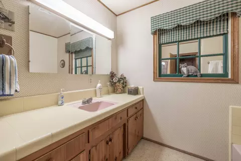 Bath - 39088 Robin Rd, Big Bear Lake, CA 92315 photo 3 of 4