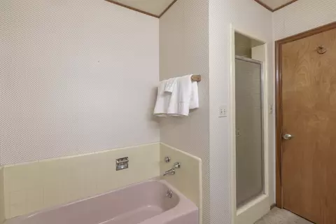 Bath - 39088 Robin Rd, Big Bear Lake, CA 92315 photo 4 of 4