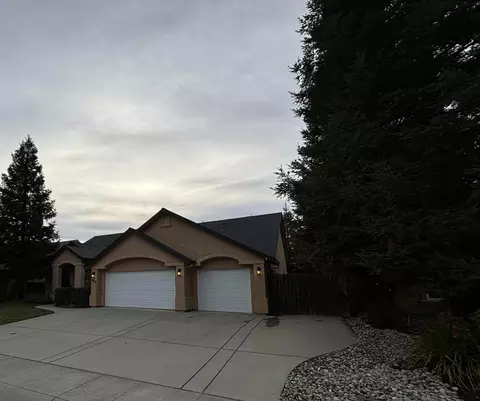 Exterior - 680 San Gabriel St, Redding, CA 96003 photo 3 of 31