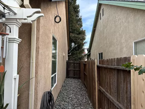 Exterior - 680 San Gabriel St, Redding, CA 96003 photo 8 of 31