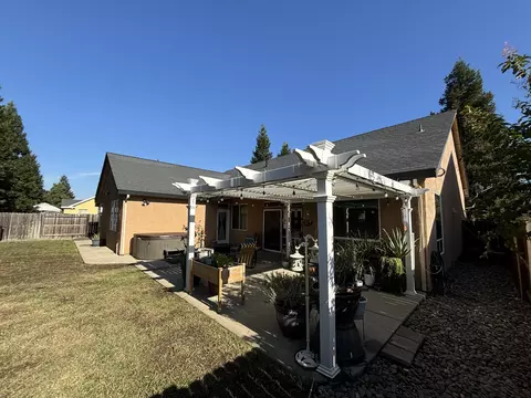 Exterior - 680 San Gabriel St, Redding, CA 96003 photo 9 of 31