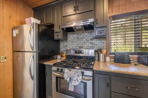 Kitchen - 43008 Monterey St, Big Bear Lake, CA 92315 photo 4 of 4