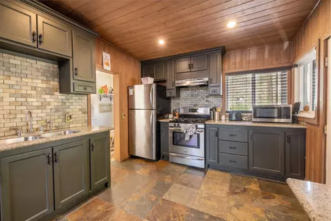 Kitchen - 43008 Monterey St, Big Bear Lake, CA 92315 photo 2 of 4