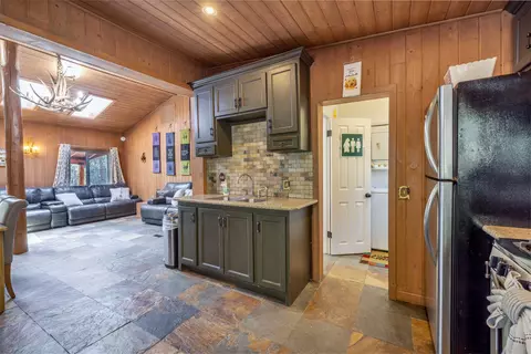 Kitchen - 43008 Monterey St, Big Bear Lake, CA 92315 photo 3 of 4