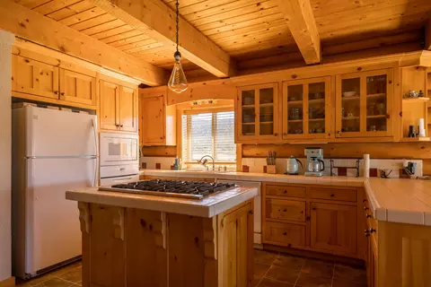 Kitchen - 2300 Erwin Ranch Rd, Big Bear City, CA 92314 photo 3 of 5