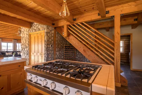 Kitchen - 2300 Erwin Ranch Rd, Big Bear City, CA 92314 photo 4 of 5