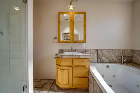 Bath - 360 Cherokee Trl, Yucca Valley, CA 92284 photo 3 of 4