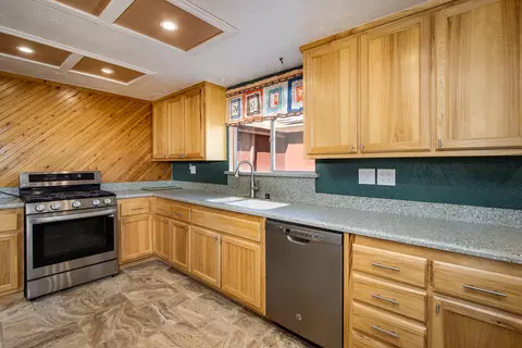 Kitchen - 360 Cherokee Trl, Yucca Valley, CA 92284 photo 4 of 5