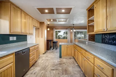 Kitchen - 360 Cherokee Trl, Yucca Valley, CA 92284 photo 3 of 5