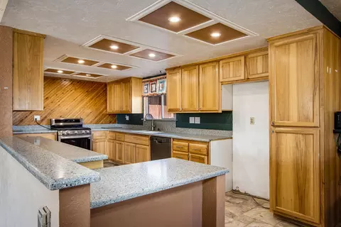 Kitchen - 360 Cherokee Trl, Yucca Valley, CA 92284 photo 2 of 5