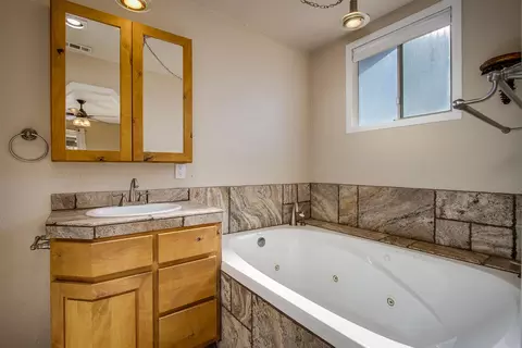 Bath - 360 Cherokee Trl, Yucca Valley, CA 92284 photo 2 of 4