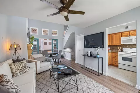 8562 W West Knoll Dr, West Hollywood, CA 90069