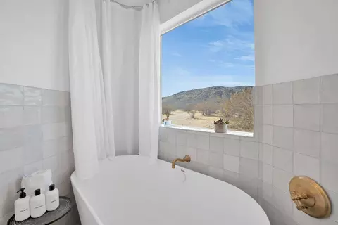 Bath - 1674 Mason Dixon Rd, Joshua Tree, CA 92252 photo 2 of 3