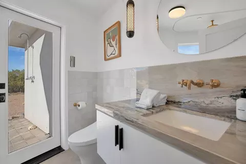 Bath - 1674 Mason Dixon Rd, Joshua Tree, CA 92252 photo 1 of 3