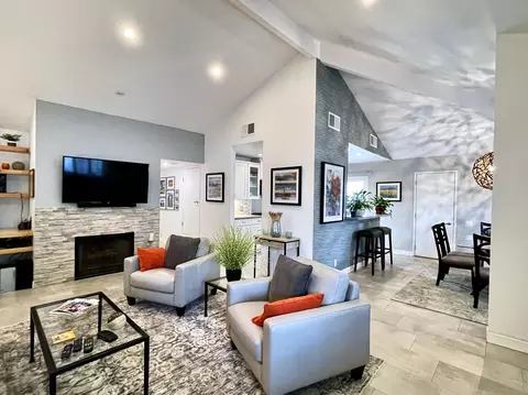564 E Sunshine Cir, Palm Springs, CA 92264