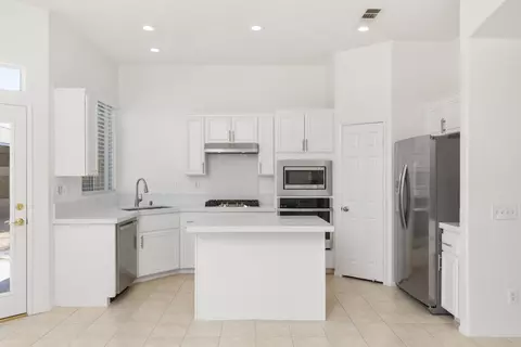 Kitchen - 79110 Cindy Ct, La Quinta, CA 92253 photo 2 of 7