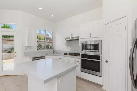 Kitchen - 79110 Cindy Ct, La Quinta, CA 92253 photo 4 of 7