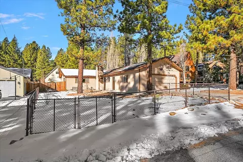 Exterior - 1105 Myrtle Ave, Big Bear City, CA 92314 photo 2 of 9
