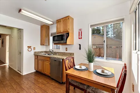 Kitchen - 1105 Myrtle Ave, Big Bear City, CA 92314 photo 3 of 4