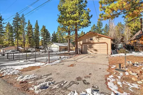 Exterior - 1105 Myrtle Ave, Big Bear City, CA 92314 photo 4 of 9