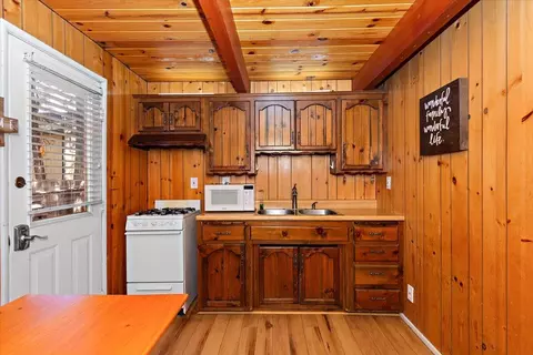 Kitchen - 573 Silver Tip Dr, Big Bear Lake, CA 92315 photo 1 of 2