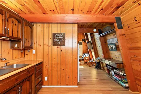 Kitchen - 573 Silver Tip Dr, Big Bear Lake, CA 92315 photo 2 of 2