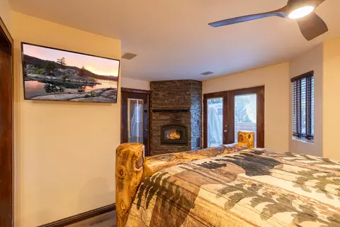 Bedroom - 708 Circle Ln, Big Bear Lake, CA 92315 photo 3 of 11