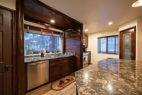 Kitchen - 708 Circle Ln, Big Bear Lake, CA 92315 photo 3 of 8