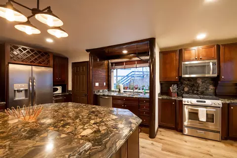 Kitchen - 708 Circle Ln, Big Bear Lake, CA 92315 photo 8 of 8
