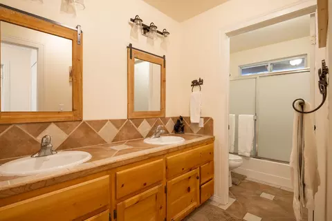 Bath - 708 Circle Ln, Big Bear Lake, CA 92315 photo 4 of 4