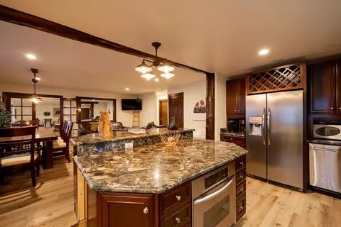 Kitchen - 708 Circle Ln, Big Bear Lake, CA 92315 photo 7 of 8