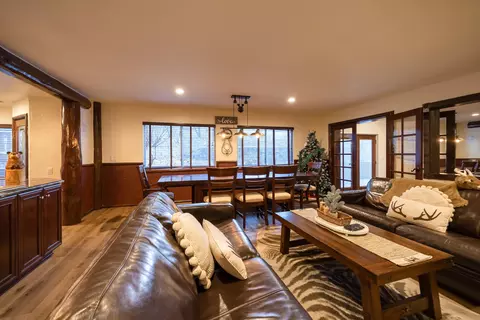 Living - 708 Circle Ln, Big Bear Lake, CA 92315 photo 4 of 7