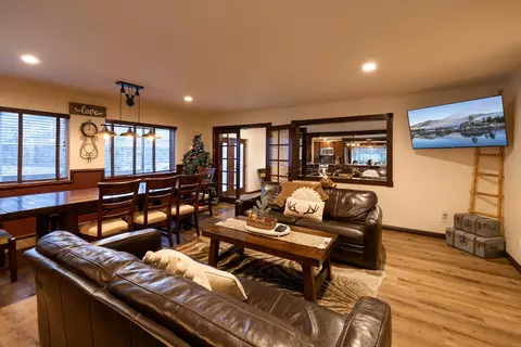 Living - 708 Circle Ln, Big Bear Lake, CA 92315 photo 3 of 7