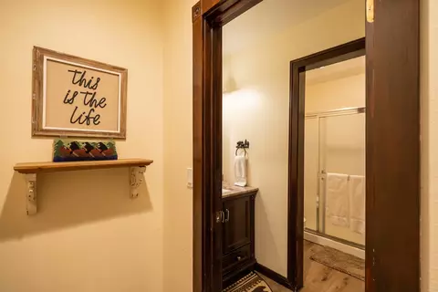 Entry Way - 708 Circle Ln, Big Bear Lake, CA 92315 photo 3 of 3