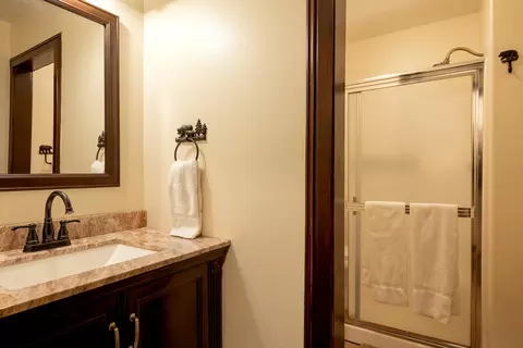 Bath - 708 Circle Ln, Big Bear Lake, CA 92315 photo 3 of 4