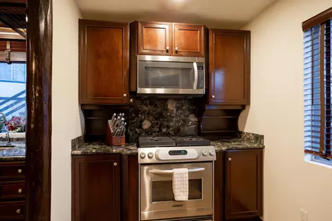 Kitchen - 708 Circle Ln, Big Bear Lake, CA 92315 photo 5 of 8