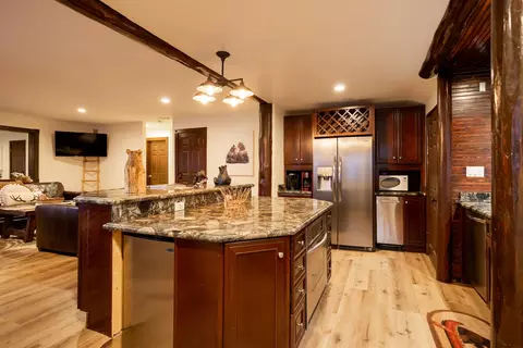Kitchen - 708 Circle Ln, Big Bear Lake, CA 92315 photo 6 of 8