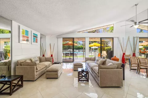 2427 Casitas Way, Palm Springs, CA 92264