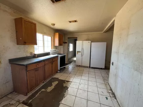 Kitchen - 2237 Pampas Ave, Twentynine Palms, CA 92277 photo 1 of 2