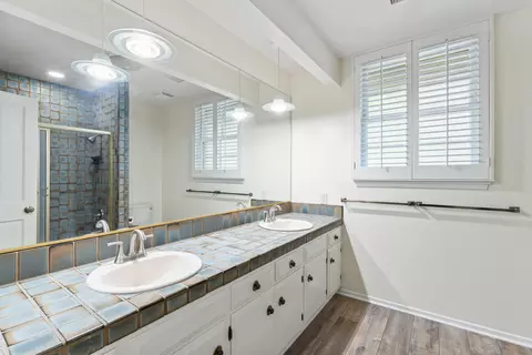 Bath - 2685 Horace St, Riverside, CA 92506 photo 4 of 4