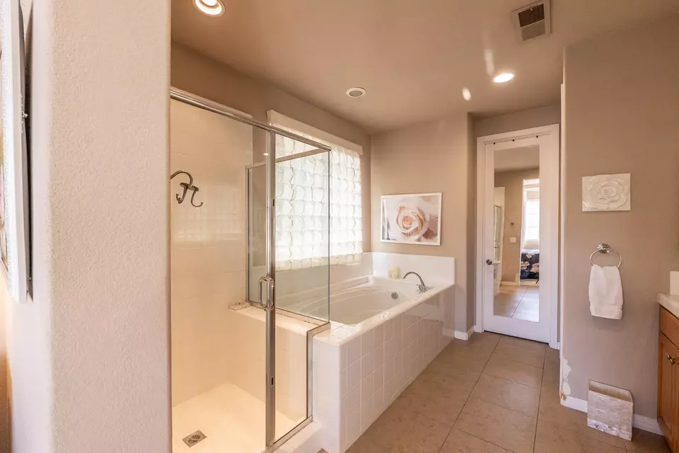 Bath - 73447 Travers St, Palm Desert, CA 92211 photo 4 of 7