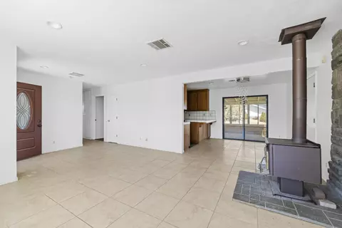 Living - 55710 Free Gold Dr, Yucca Valley, CA 92284 photo 2 of 3