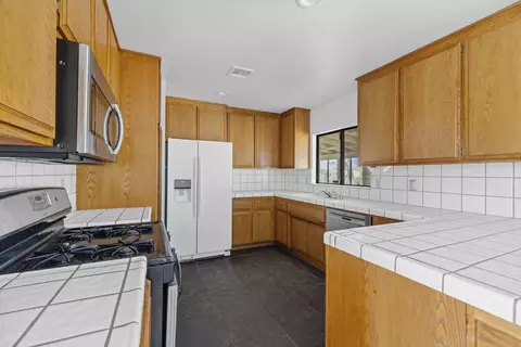 Kitchen - 55710 Free Gold Dr, Yucca Valley, CA 92284 photo 2 of 3