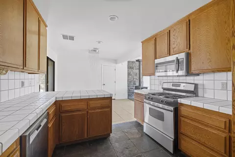Kitchen - 55710 Free Gold Dr, Yucca Valley, CA 92284 photo 3 of 3