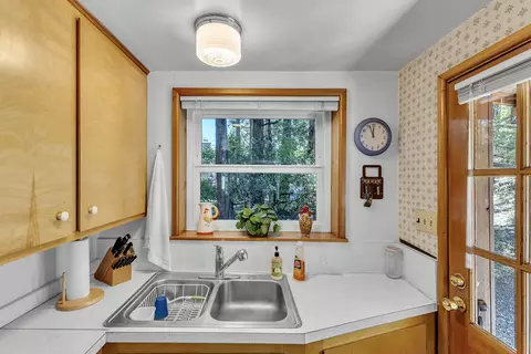 Kitchen - 26975 Idyllwild Rd, Idyllwild, CA 92549 photo 2 of 6