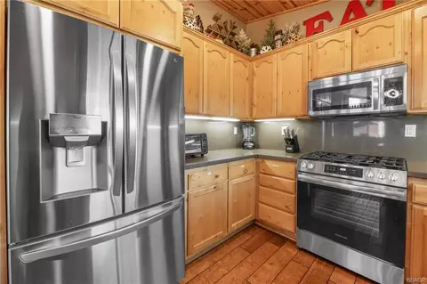 Kitchen - 1498 Klamath Rd, Big Bear City, CA 92314 photo 3 of 4