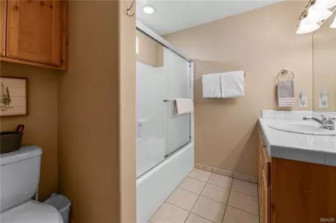 Bath - 1498 Klamath Rd, Big Bear City, CA 92314 photo 2 of 5